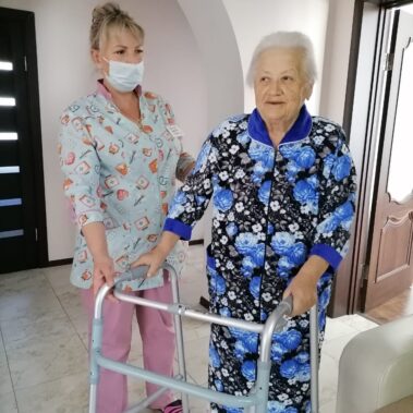 старенькая женщина